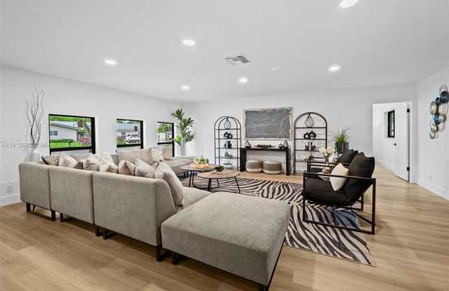679 SW 17th Court Gallery 3