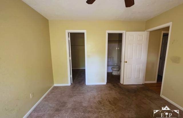Charming 3BR/2BA Single-Family Home in North Charleston | 1,300 sq ft | Cozy Fireplace & Ceiling Fans Gallery 3