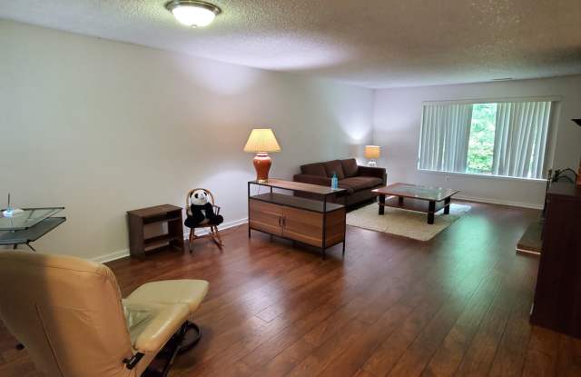 Spacious 2bd 1.75 Condo in Highly Desirable Area with Tons of Storage! Gallery 4
