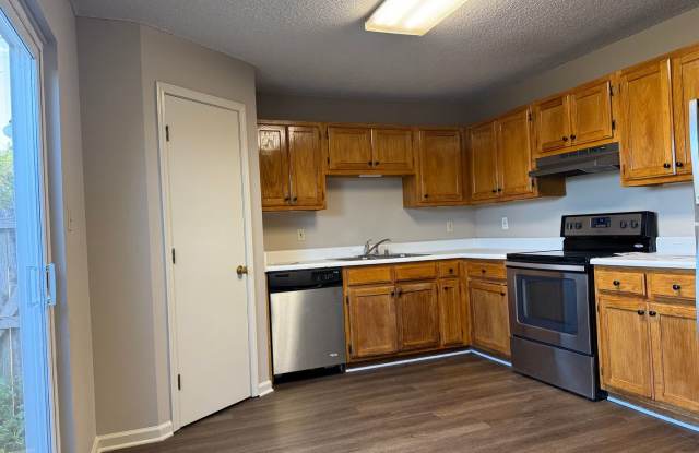 22 Edgehill Cove, Maumelle AR 72113 - Updated 3br 2.5ba 3 story townhome Gallery 3