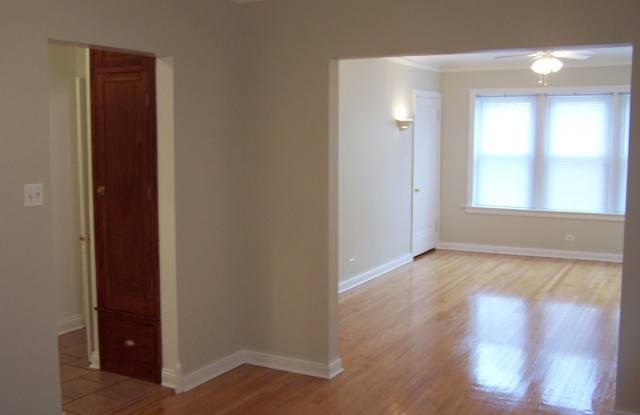 5907 North Paulina Street Gallery 2