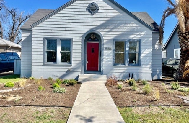 2037 W SUMMIT AVE - 2037 West Summit Avenue, San Antonio, TX 78201