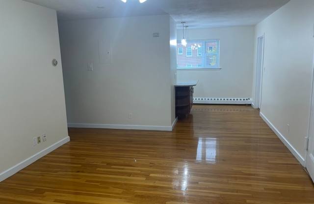 2 FREE MONTHs Coolidge Corner  Renovated Spacious and very sunny top floor  2 bed, HT and HW inc  June or July Gallery 4