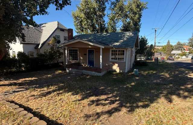 Cute 1 bedroom with a flex space in a great part of town. photos photos