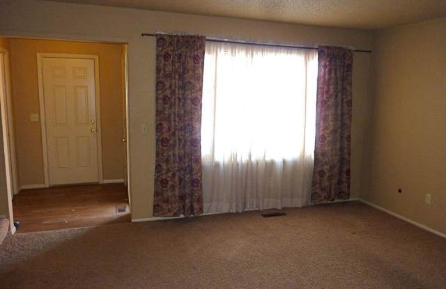 Cute & Clean 3 bedroom Townhome in the Heights Gallery 4
