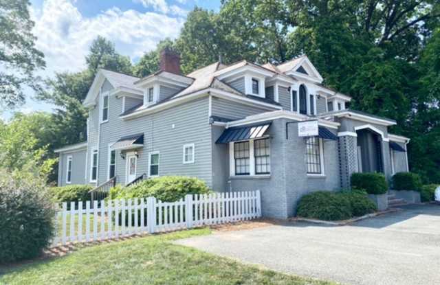 Cozy Efficiency Studio Apartment in Plaza Midwood! Gallery 1