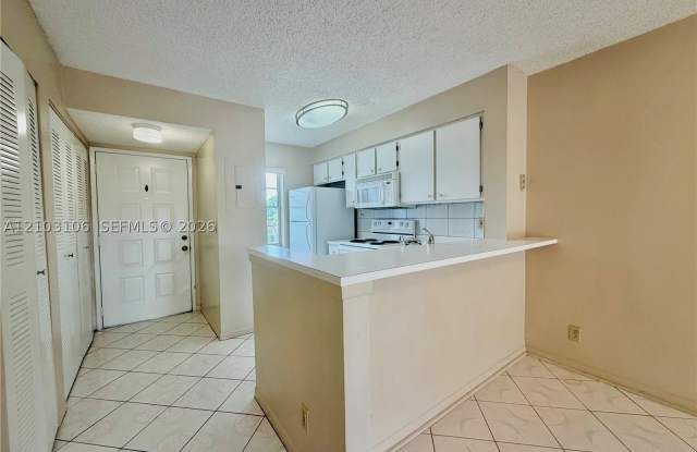 2230 N Cypress Bend Dr Gallery 2