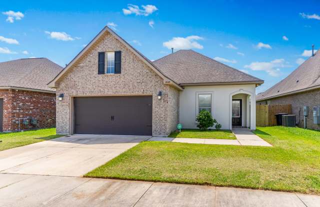 $300 Amazon Giftcard Giveaway to new tenant! LSU Tigers—Your Off-Campus Spot is Here! photos photos