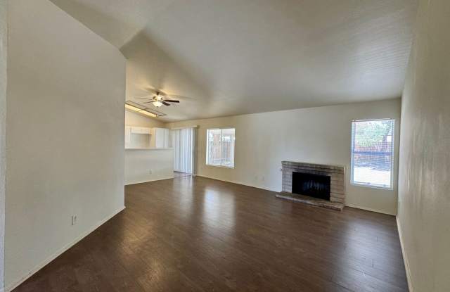 Adelanto Home- 3 Bedrooms, 2 Bathrooms, Laminate Floors, Large Back Yard Gallery 3