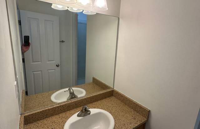Downtown 3 BR/ 3.5 BA Condo w/ DOUBLE GARAGE! Gallery 4
