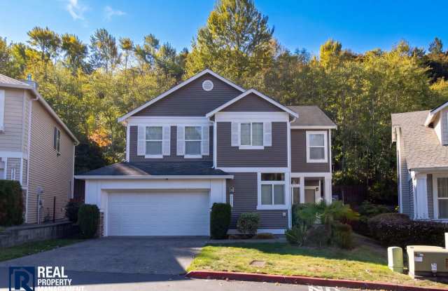 Bright 3-Bedroom Kent Home with Vaulted Ceilings, Covered Patio & 2-Car Garage Gallery 1