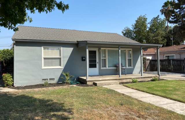 Two bedroom home available now! - 208 El Vista Avenue, Modesto, CA 95354