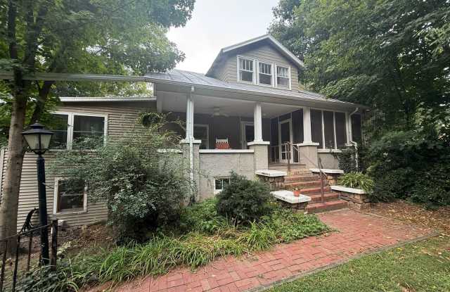 Charming Downtown Harrisonburg Home with Private Yard. Gallery 3