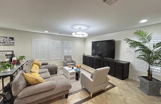 Fully Furnished 4 Bedroom 2.5 Home! Gallery 4