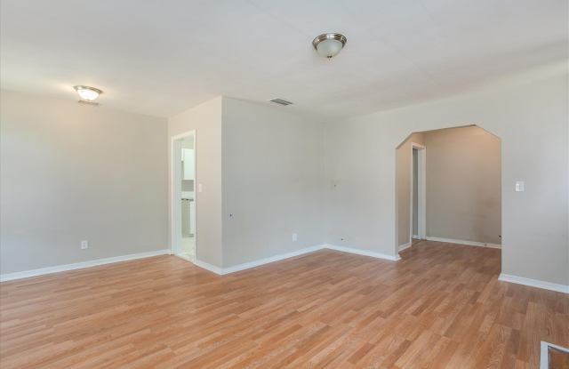 1913 College Circle N Gallery 3