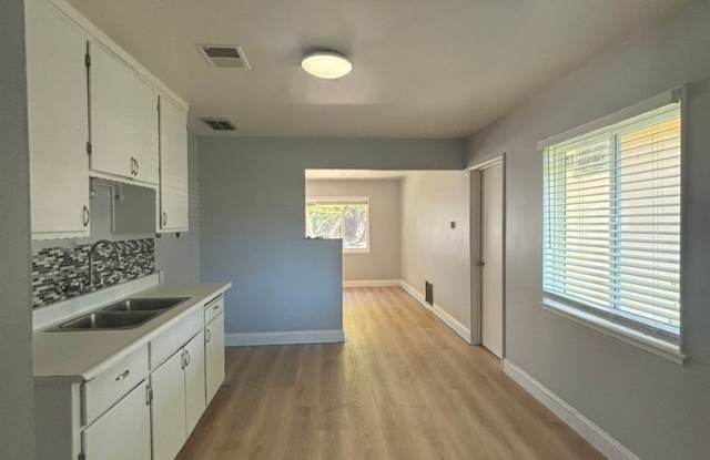 LOCATION! LOCATION! 3 Bed. 1 Bath Home Available now! Bring your pet!! photos photos