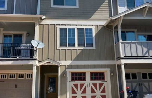 TOWNHOME FRESHLY PAINTED W/ UPGRADES - 320 Englemann Lane, Medford, OR 97501