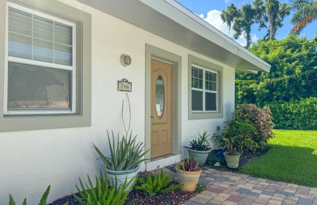 *** 2 BED/1 BATH *** NAPLES PARK *** NO HOA *** ANNUAL / DUPLEX *** CLOSE TO BEACH AND MERCATO SHOPS*** photos photos