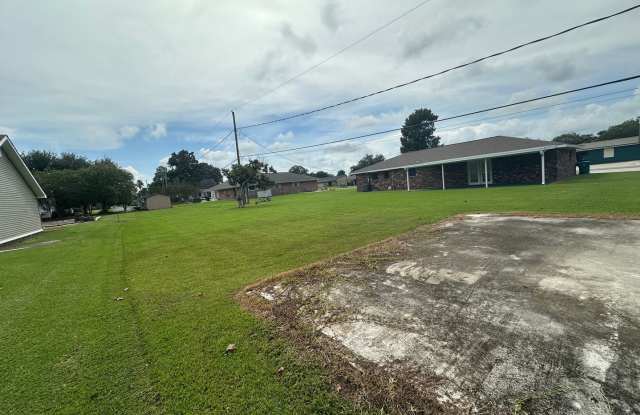 Spacious, Country Living 4 Bedroom, 2 Bath in Larose Gallery 4
