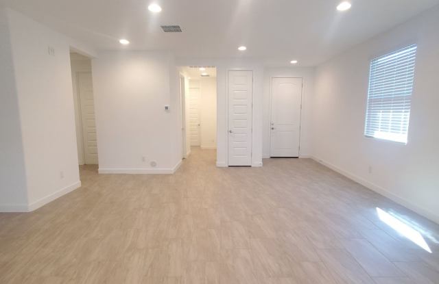 ***4 BEDROOM / 2 BATHROOM NEWER HOME IN APACHE JUNCTION*** Gallery 4