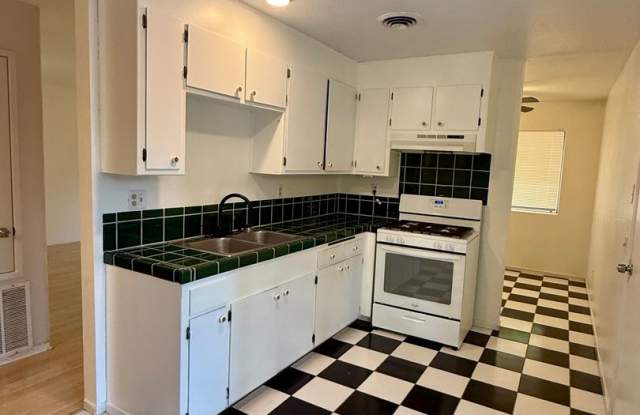 3 Bed 2 Bath House with Solar! Gallery 1