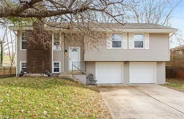 308 NE Lakeview Dr - 308 Northeast Lakeview Drive, Blue Springs, MO 64014