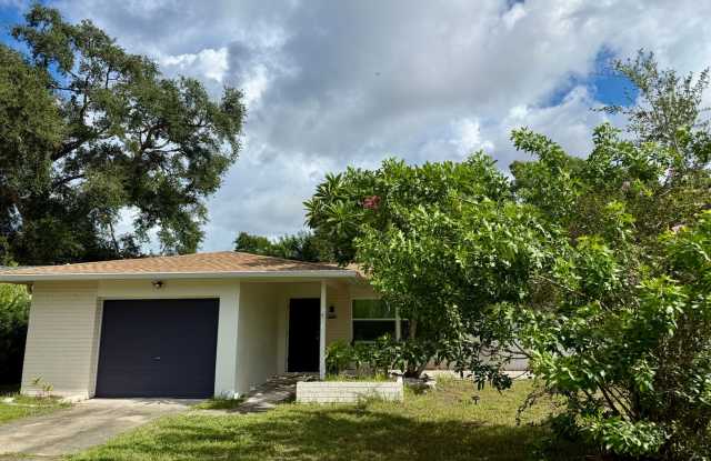 3/2/1 Single family home mins from the beach! BONUS ROOM Gallery 3
