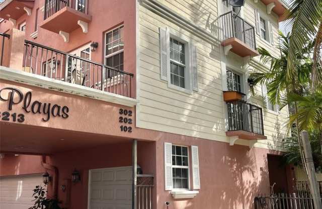 3213 NE 5th Street unit: 102 photos photos