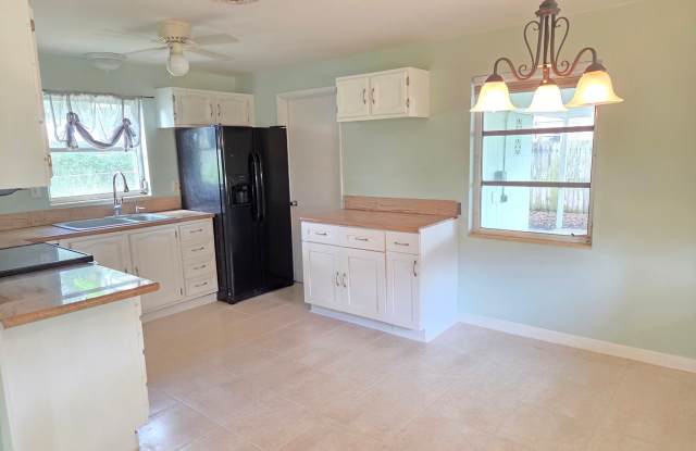 Cute Single Family Home~Carport~Fenced Yard Gallery 1