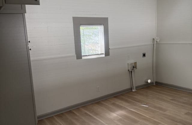 4605 Gilbert Avenue Gallery 4