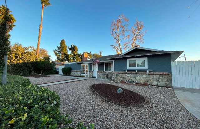 MOVE-IN READY 4+2 w/upgrades + tons of parking! photos photos