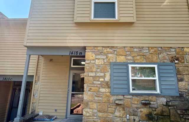 Fabulous townhouse in a private and quiet community close to the Cherry St./Swan Lake area! - 1418 East 17th Place, Tulsa, OK 74120