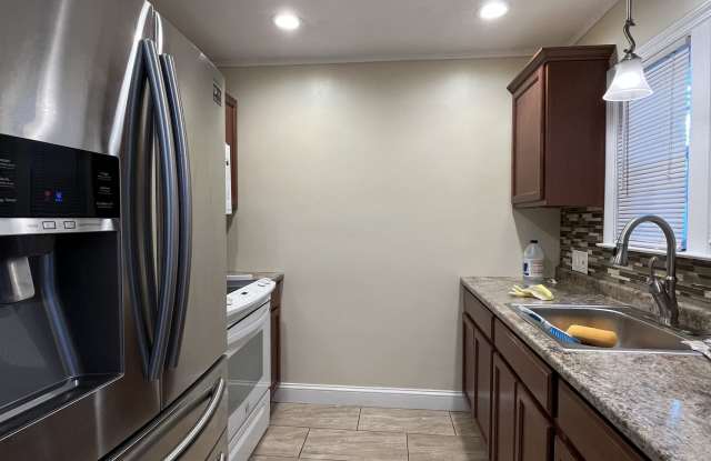 95 Middle Turnpike West - 95 Middle Turnpike West, Manchester, CT 06042