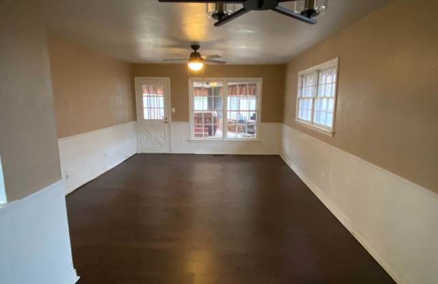 3040 Lakeside Dr. Gallery 4