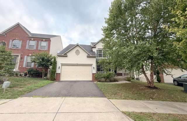 Gorgeous Large SF  5 beds + 4 Full BATHS - Huge rear deck and fenced yard photos photos