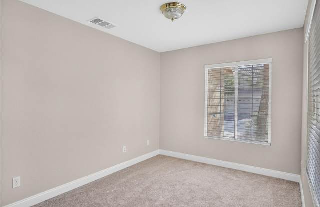 Great 2 story home with sparkling pool, located inside Guard Gated Southern Highlands! Gallery 4