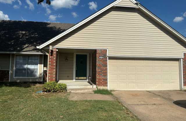This duplex offers 3 spacious bedrooms, 2.5 bathrooms, and a 2-car garage. photos photos