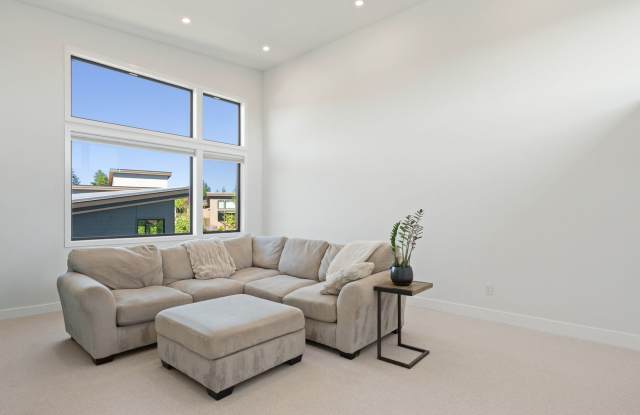 Fully Furnished 4-Bedroom Tetherow Home | Hot Tub + Home Services Included photos photos Fully Furnished 4-Bedroom Tetherow Home | Hot Tub + Home Services Included photos photos