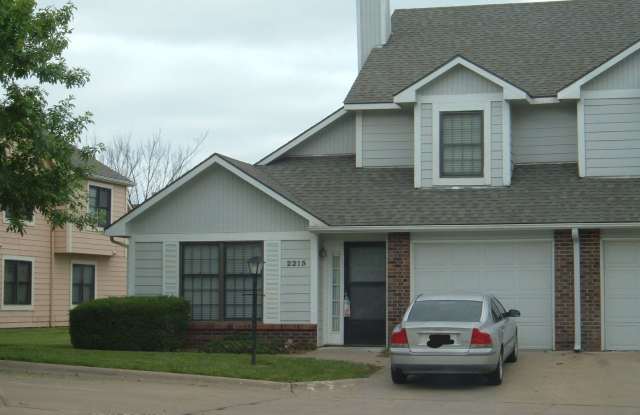 2215 Breckenridge Dr - 3 bedroom townhome SUBLEASE photos photos