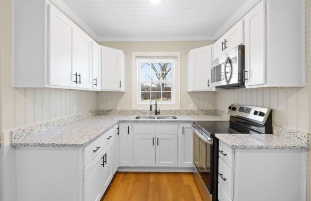$1,295/month | 2 Bed | 1 Bath + Bonus Room | 752 sq ft photos photos