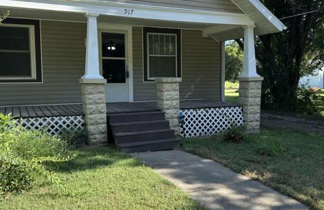 Very Nice 2 Bedroom 1 Bath House - HUGE YARD + QUIET STREET! photos photos
