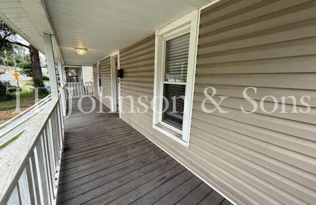 Front Porch Charm & Bonus Room Near Downtown Winston-Salem Gallery 3