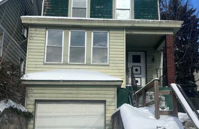 Updated 3 Bedroom Home l Marhsall Shadeland photos photos