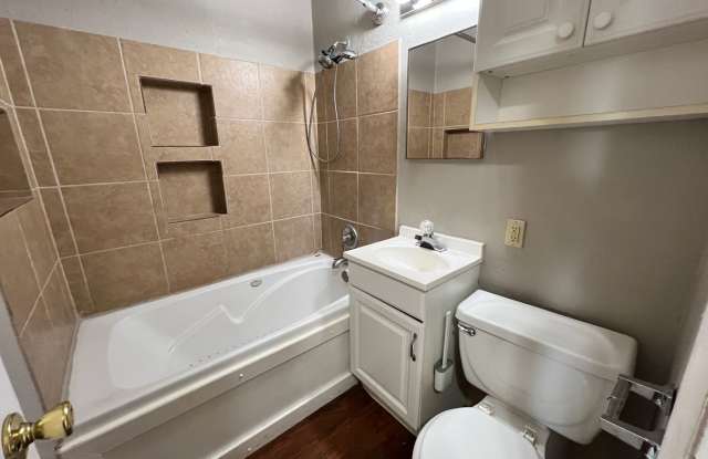 $500 OFF FIRST MONTHS RENT | 2.5 ACRE LOT! 4 Beds in Central Edmond! photos photos