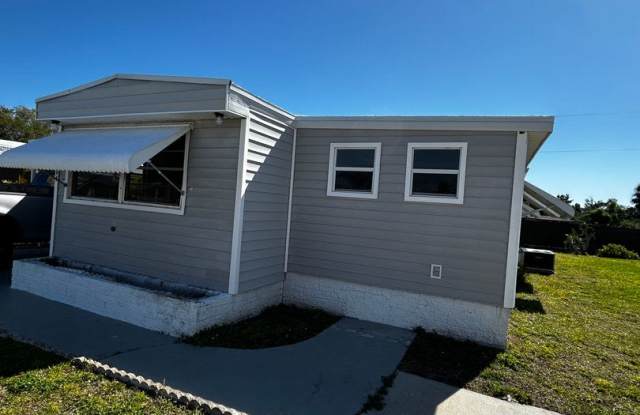 **FIRST MONTHS RENT FREE*** 2 Bedroom Home with a den - Loads of amenities (55+) photos photos