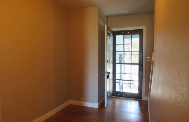 Great Townhouse on Quiet Eastside 3 bd, 2.5 w 2 Car Garage Gallery 4