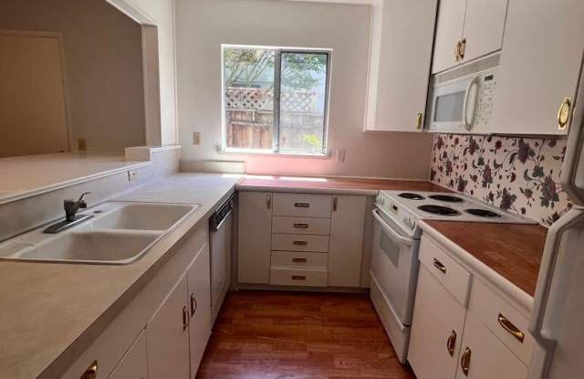 Spacious home with vaulted ceilings & natural lighting available now! Gallery 3