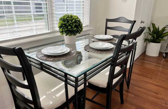 Sparkling Highlands 2 King 1.5 BA close to 264, hospitals, downtown Gallery 3