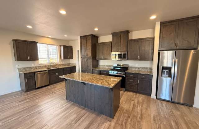 HUGE KITCHEN ISLAND, OPEN FLOOR PLAN, GORGEOUS MODERN LIVING IN NW REDMOND!! Gallery 3