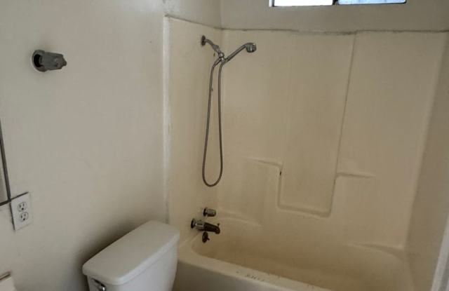 Enjoy this 2 bed/1 bath apartment - Bakersfield - Available now! Gallery 4